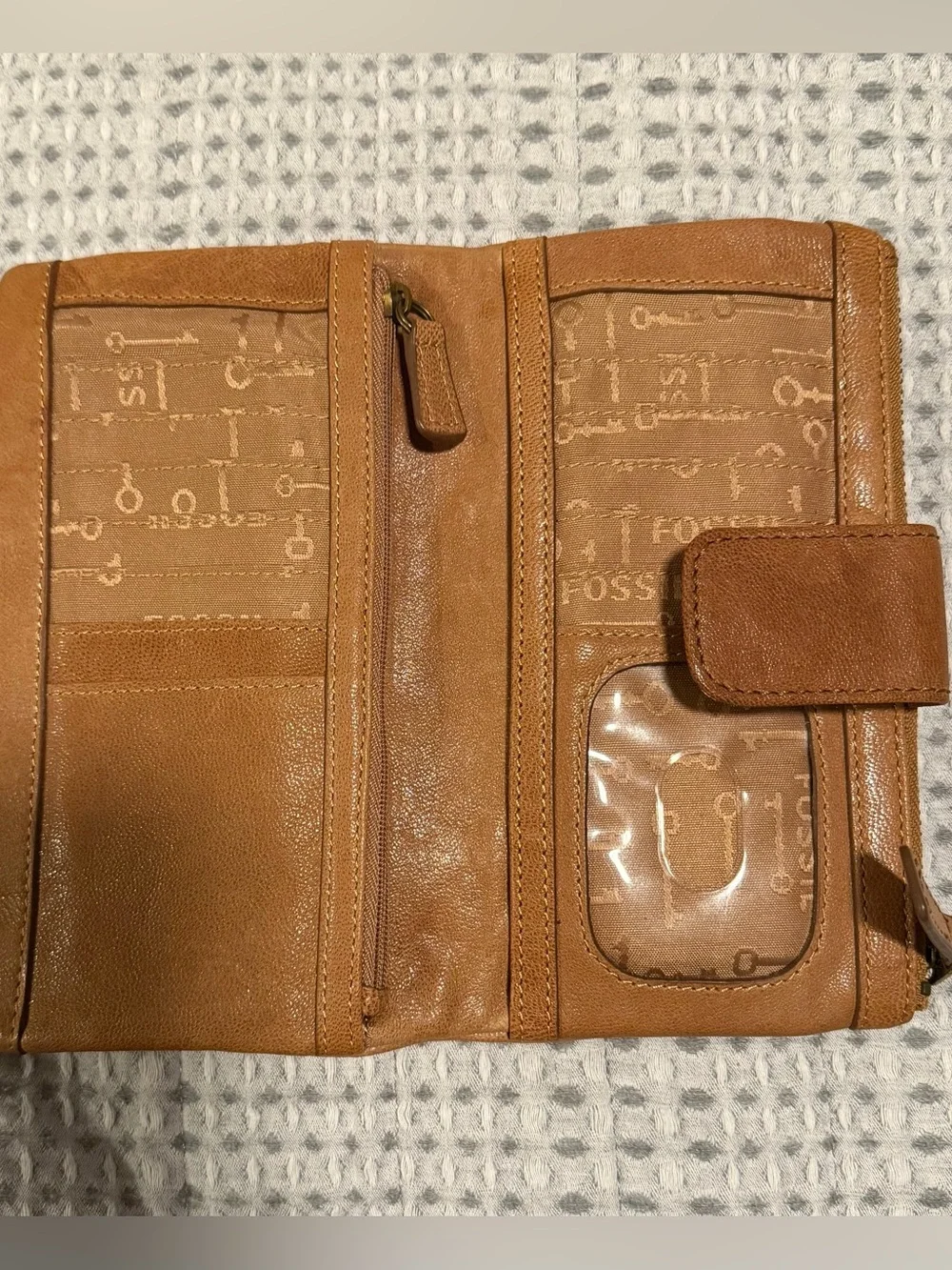 Vintage Fossil Wallet… Neutral Tan color!! Full size, great storage!